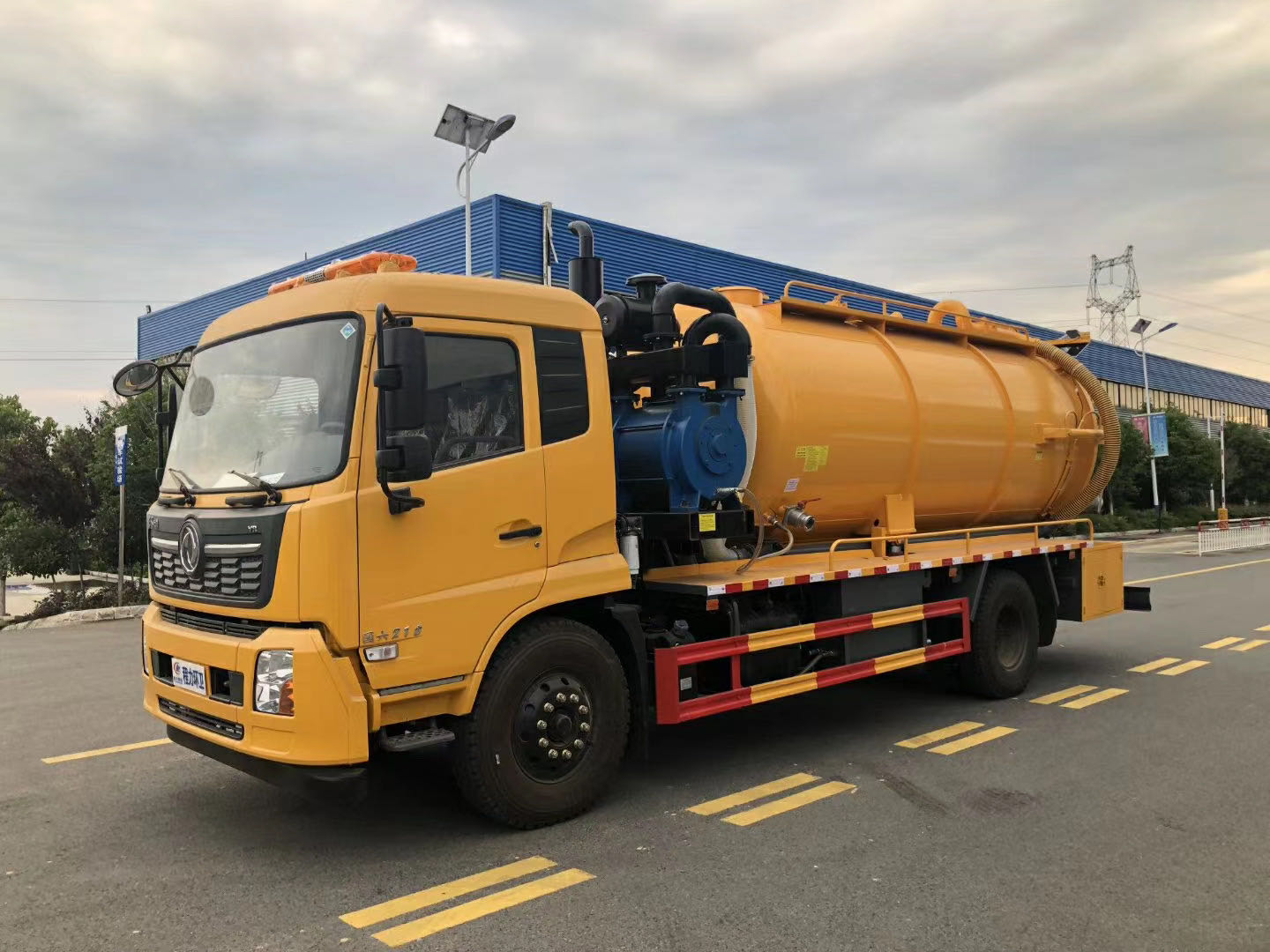 東風(fēng)天錦15方清洗吸污車(chē)實(shí)力究竟幾何？