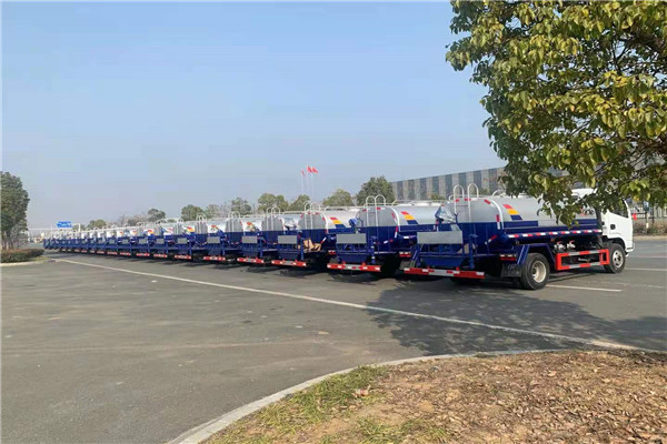 20臺(tái)防疫消毒灑水車遠(yuǎn)赴它國(guó)整裝待發(fā)！祝司機(jī)朋友們一路順風(fēng)，祝異國(guó)朋友用車愉快