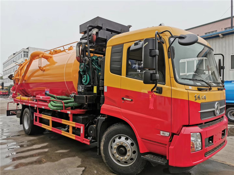 東風(fēng)天錦吸污車吸污泵采用山東2BE-204水循環(huán)真空泵，精密度高，吸力大
