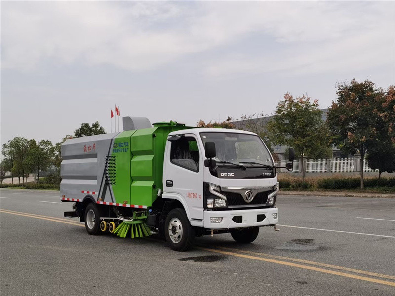 東風途逸純電動掃路車可對道路上的空氣介質進行除塵凈化