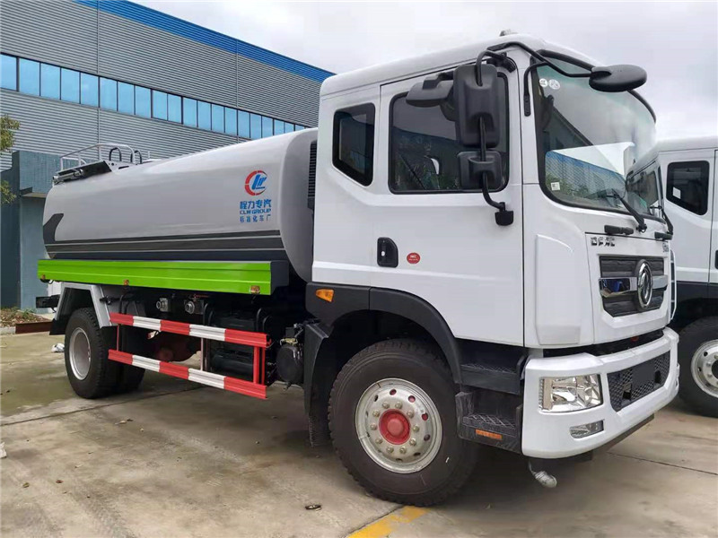 東風(fēng)D9霧炮車(chē)帶前部沖洗路面噴灑裝置，采用遙控系統(tǒng)和自動(dòng)系統(tǒng)