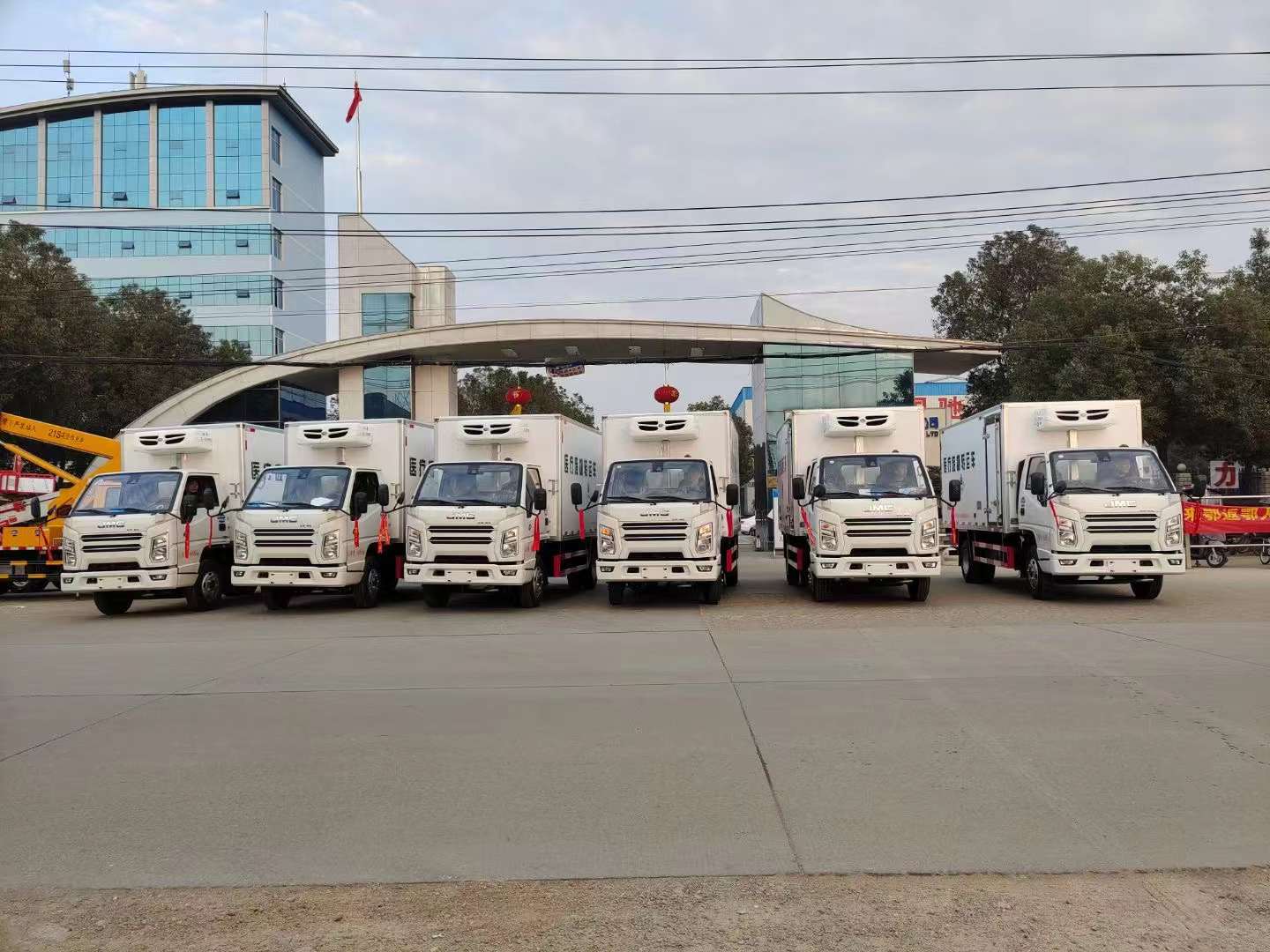 疫情肆虐全國，救護車，核酸檢測車，醫(yī)療廢物轉運車廠家加班加點