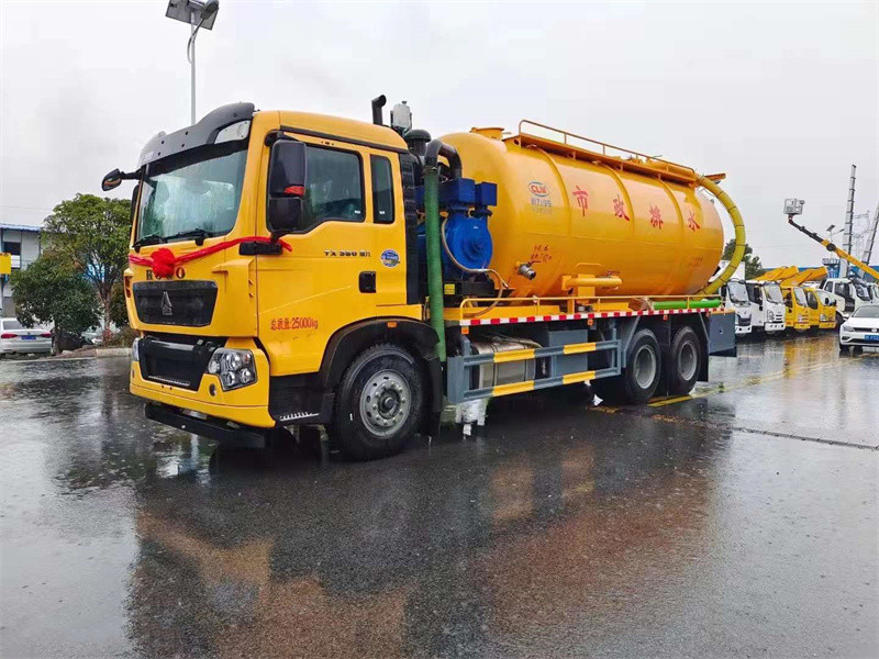 重汽豪沃22方清洗污吸?車(chē)