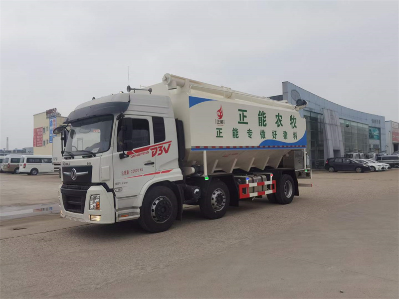 東風(fēng)暢行小三軸飼料運(yùn)輸車(chē)