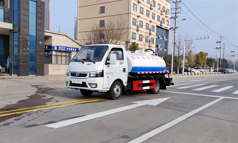 國(guó)六東風(fēng)途逸藍(lán)牌清洗吸污車(chē)