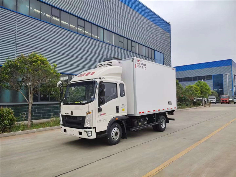 重汽豪沃排半3.7米冷藏車(chē)
