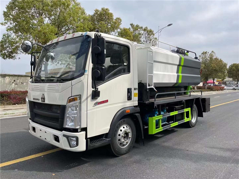程力小型藍(lán)牌2+4清洗吸污車(chē)