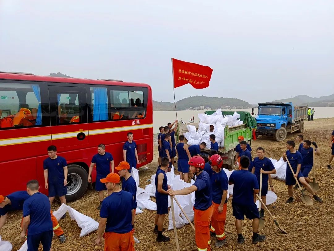 惡劣天氣垃圾清運(yùn)車、吸污車、搶險(xiǎn)救援車來幫忙