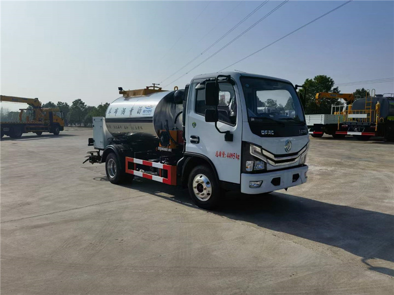 藍(lán)牌3方多利卡瀝青灑布車(chē)