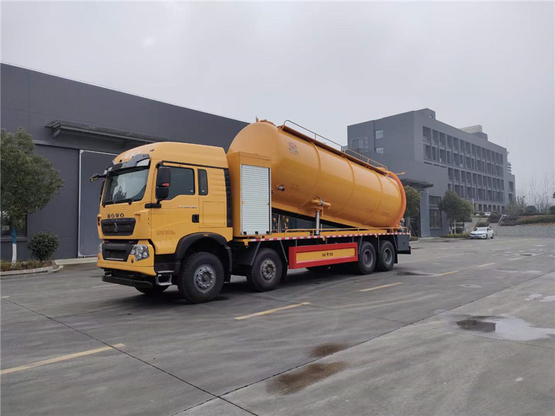 重汽豪沃前四后八33方清洗吸污車(chē)